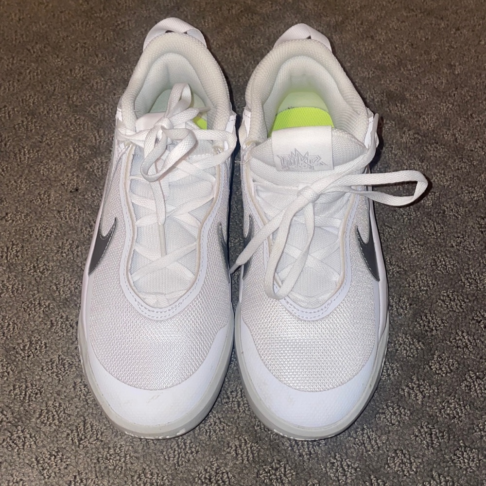 Boys Nike Hustle size 5